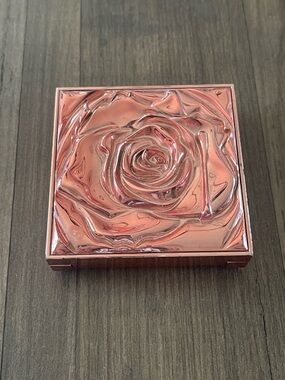 Smashbox Rose-Embossed Highlighter Compact in Metallic Pink